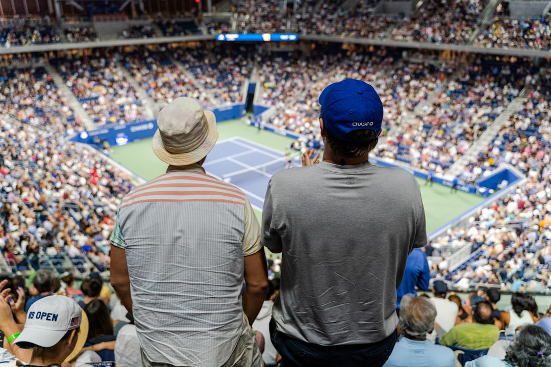 ABD Açık tenis turnuvasında tribün ve kort — Fotoğraf: Dylan Freedom / Unsplash