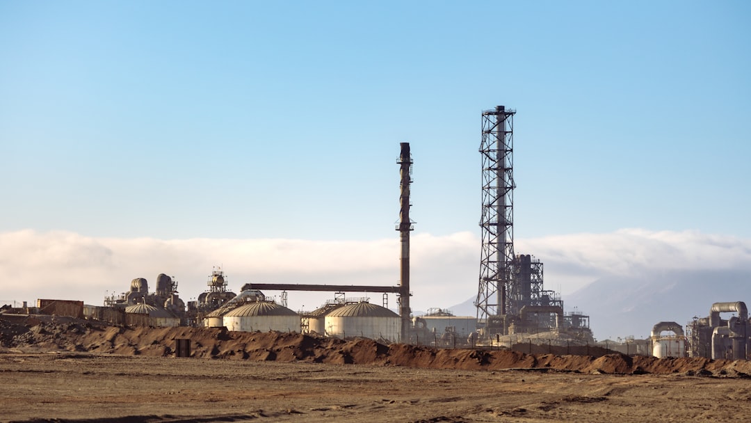 Enerji ve petrol endüstrisi altyapısı — Fotoğraf: Marek Piwnicki / Unsplash