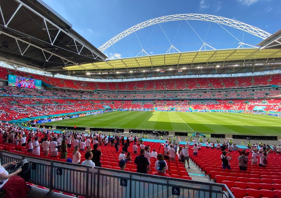 Kalabalık tribünleriyle futbol stadyumu — Fotoğraf: Habib Ayoade / Unsplash