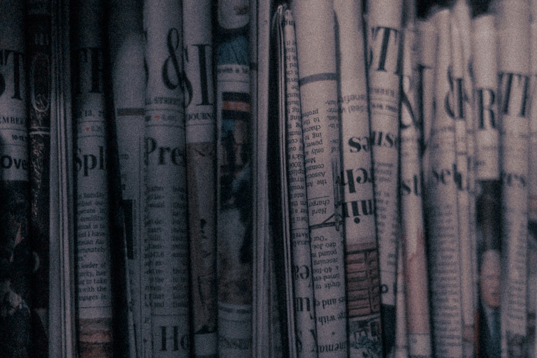 Basılı gazete ve haber okuma sahnesi — Fotoğraf: Jonathan Gong / Unsplash