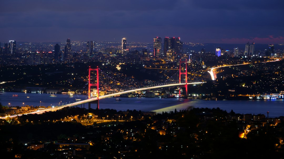 İstanbul Boğazı ve şehir silüeti — Fotoğraf: Joshua Kettle / Unsplash