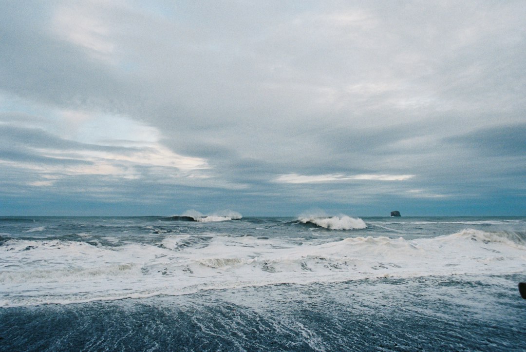 Okyanus kıyısında dalgalar — Fotoğraf: Anders Marlowe / Unsplash