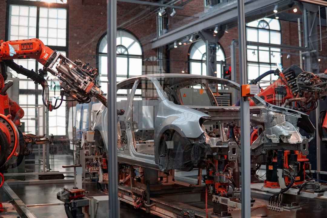 Otomotiv fabrikasında robotik üretim hattı — Fotoğraf: Lenny Kuhne / Unsplash