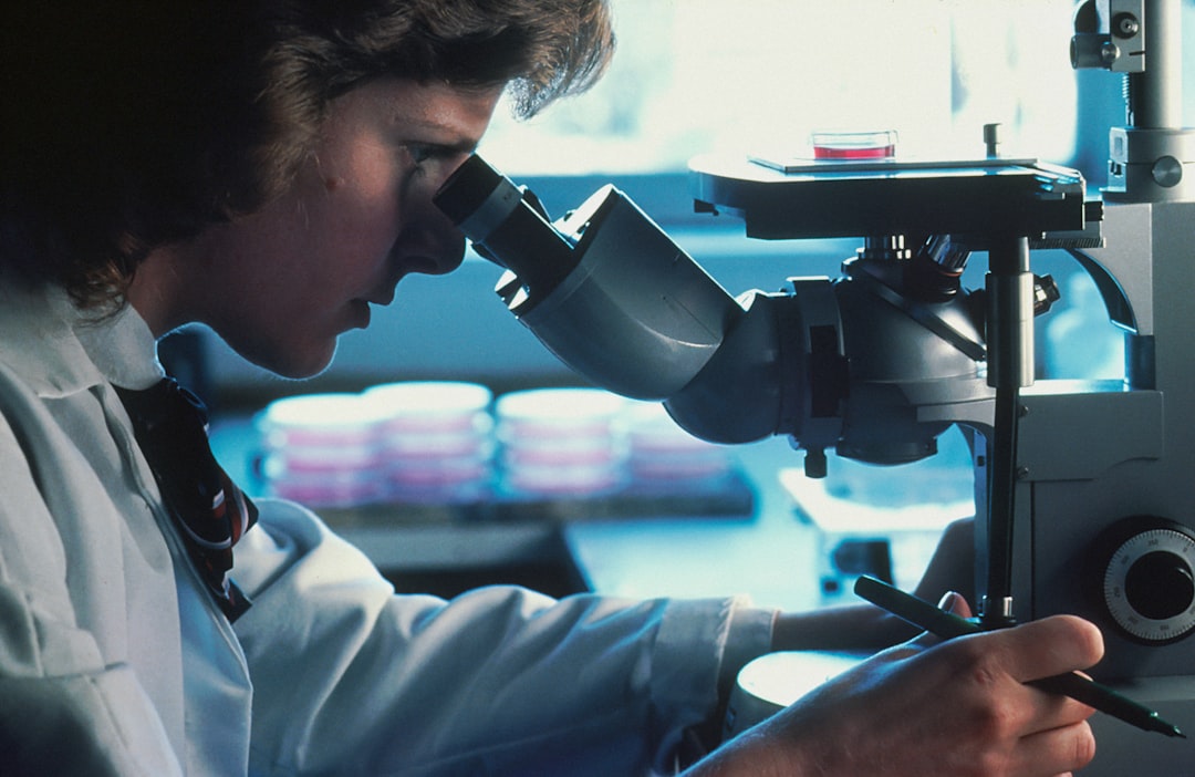 Laboratuvarda mikroskopla çalışan araştırmacı — Fotoğraf: National Cancer Institute / Unsplash