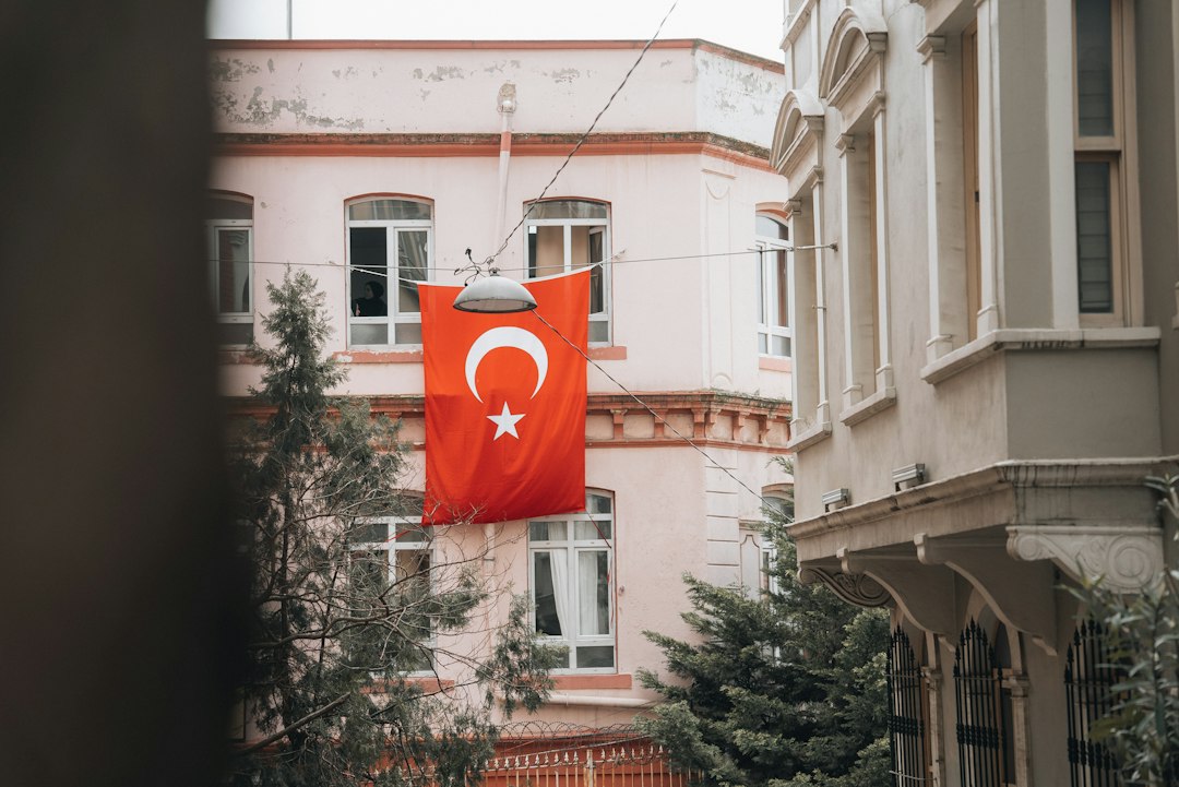 Bir okul binasında dalgalanan Türk bayrağı — Fotoğraf: Nejc Soklič / Unsplash