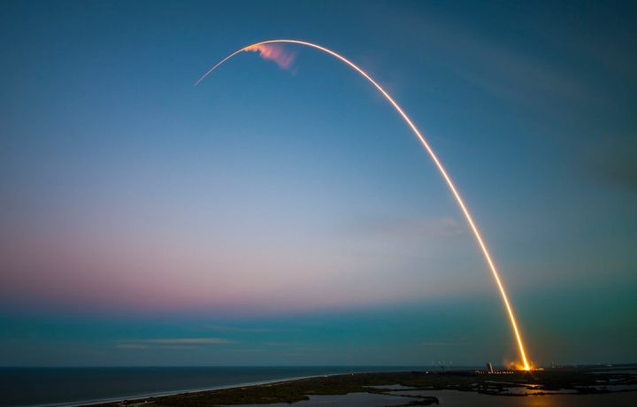 Gece gökyüzünde roket fırlatması — Fotoğraf: SpaceX / Unsplash