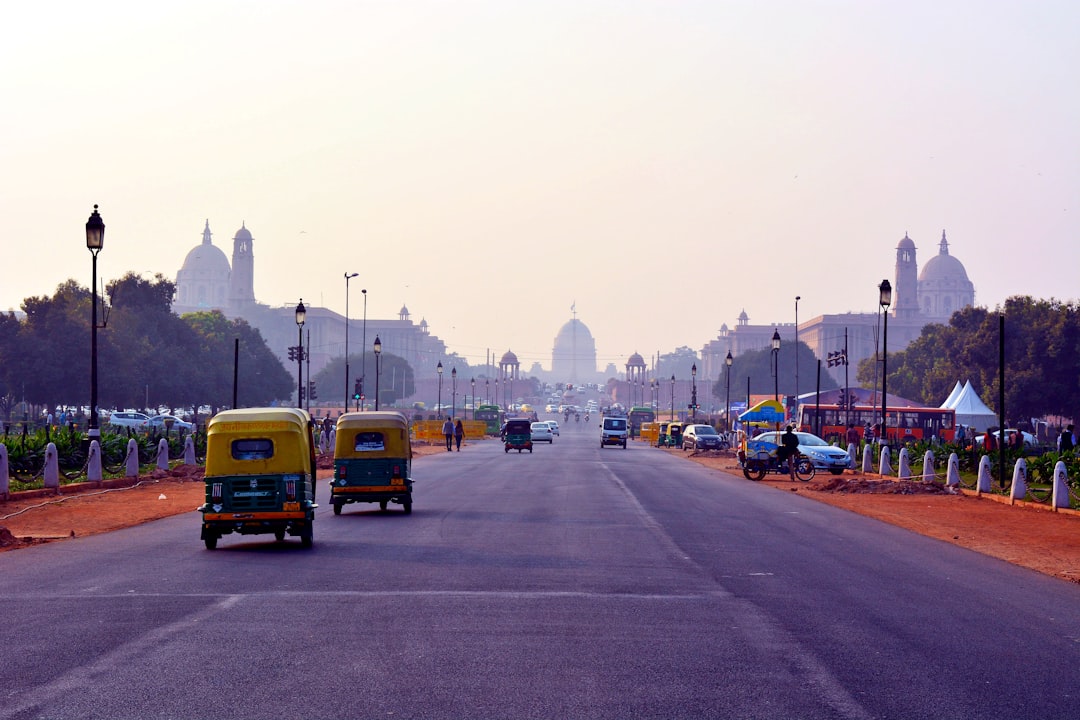 Yeni Delhi şehir görünümü — Fotoğraf: Laurentiu Morariu / Unsplash