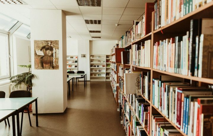 Sağlık iletişiminde anlayış ve bilimsel öğrenmeyi simgeleyen üniversite kütüphanesi